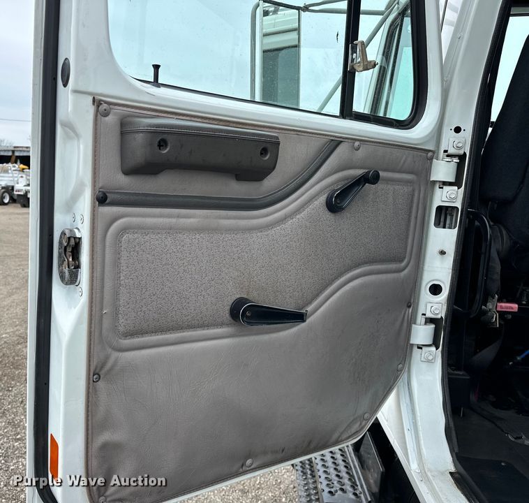 image for item EG1389 1999 International  4700 bridge inspection truck