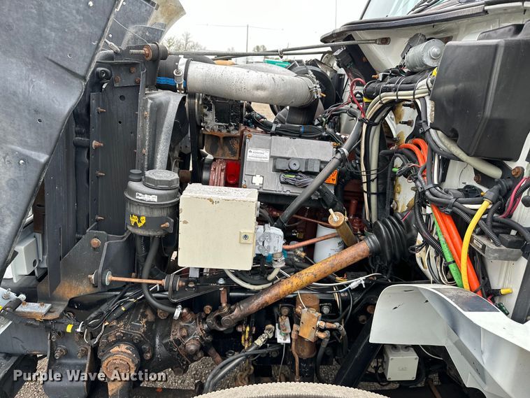 image for item EG1389 1999 International  4700 bridge inspection truck