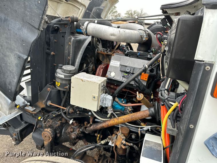 image for item EG1389 1999 International  4700 bridge inspection truck