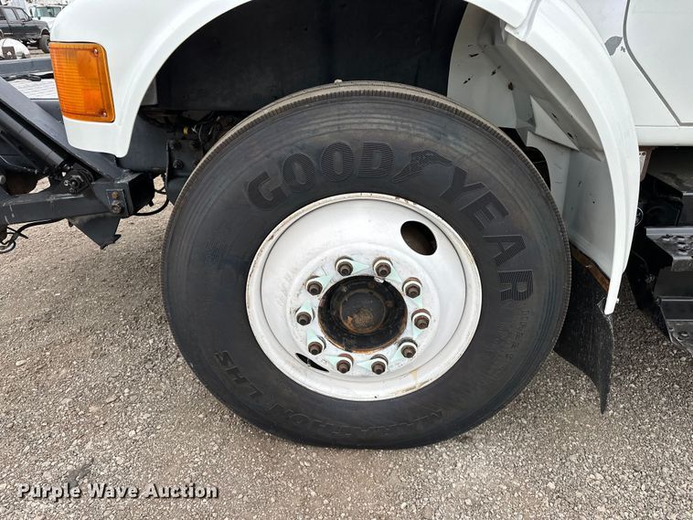 image for item EG1389 1999 International  4700 bridge inspection truck