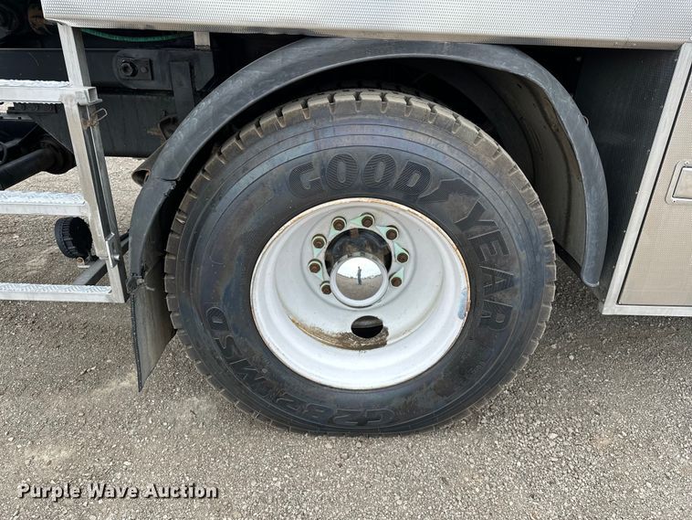 image for item EG1389 1999 International  4700 bridge inspection truck