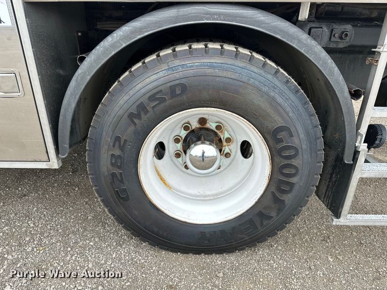 image for item EG1389 1999 International  4700 bridge inspection truck