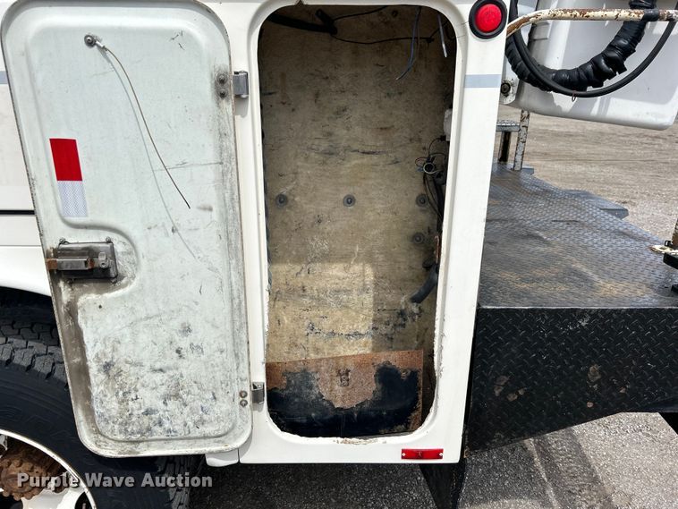 image for item EG1400 1997 Ford F800 bucket truck