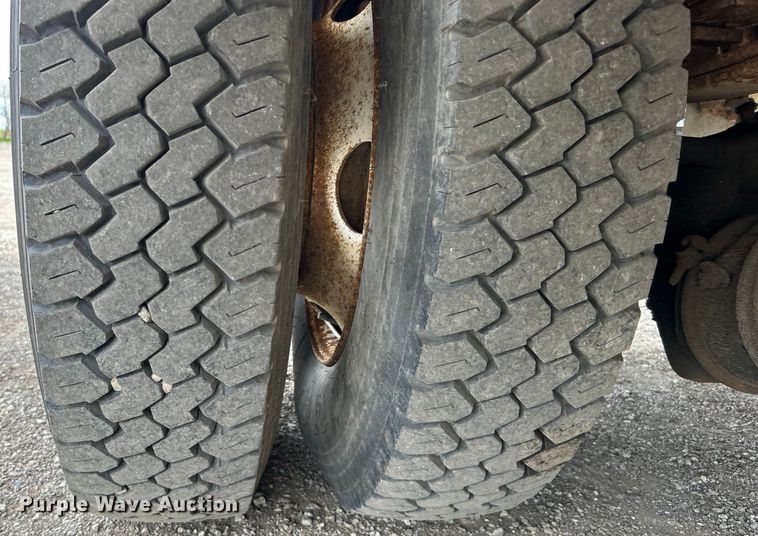 image for item EG1400 1997 Ford F800 bucket truck