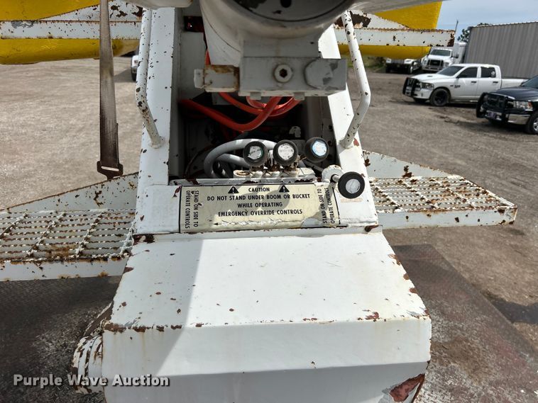 image for item EG1401 1991 GMC Topkick C6500 bucket truck