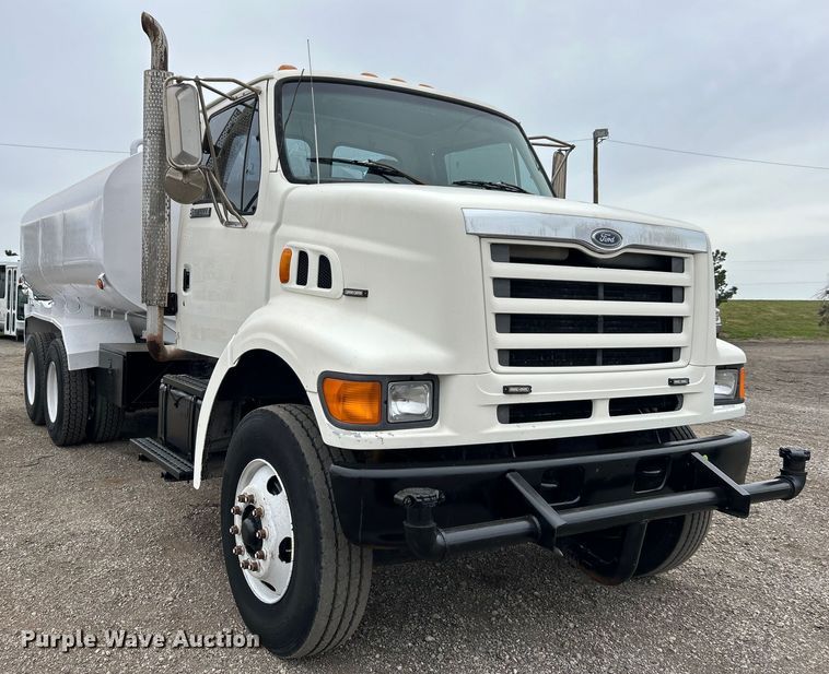 image for item EG1405 1998 Ford LNT8000 water truck