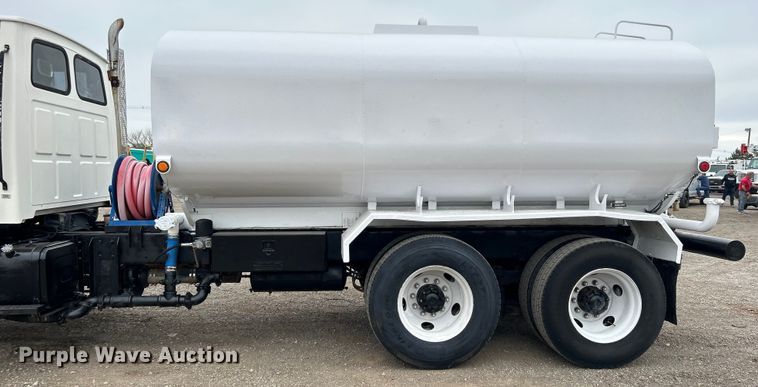 image for item EG1405 1998 Ford LNT8000 water truck