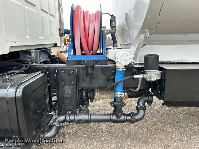 image for item EG1405 1998 Ford LNT8000 water truck