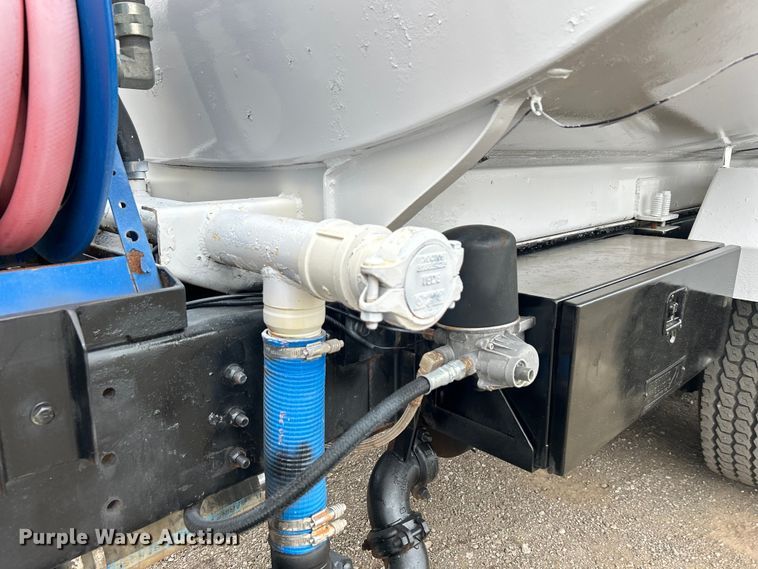 image for item EG1405 1998 Ford LNT8000 water truck