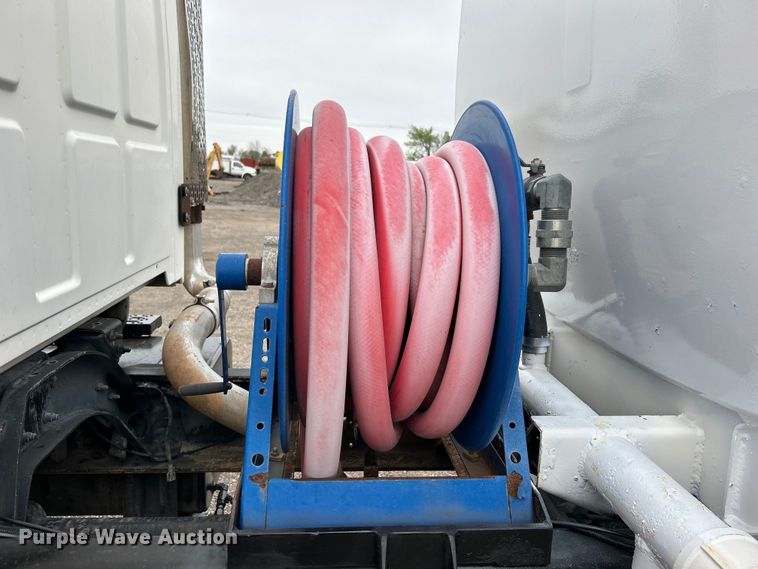 image for item EG1405 1998 Ford LNT8000 water truck