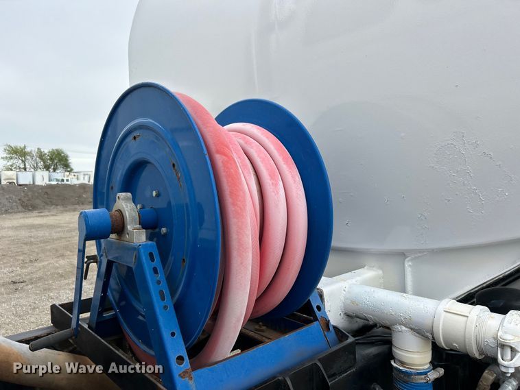 image for item EG1405 1998 Ford LNT8000 water truck