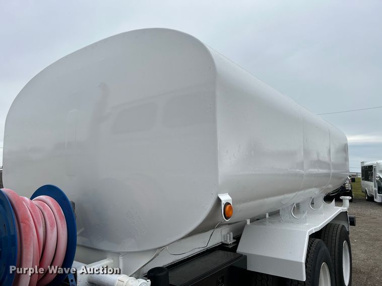 image for item EG1405 1998 Ford LNT8000 water truck