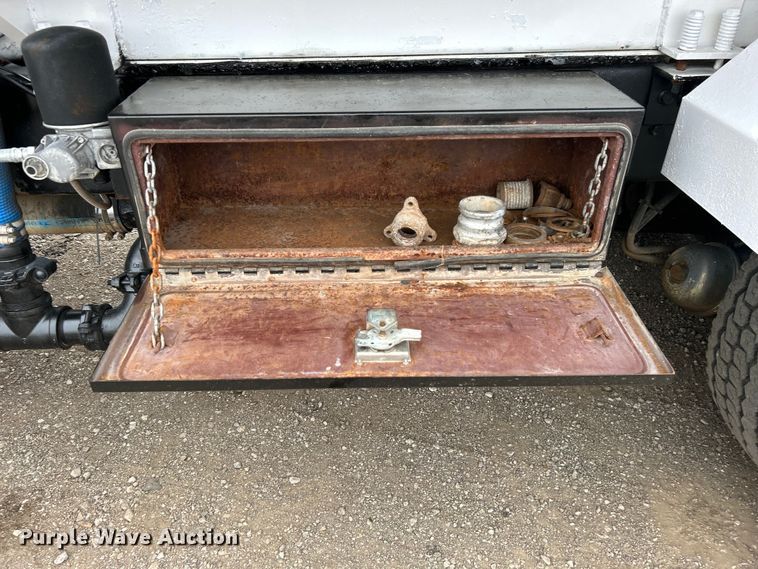 image for item EG1405 1998 Ford LNT8000 water truck