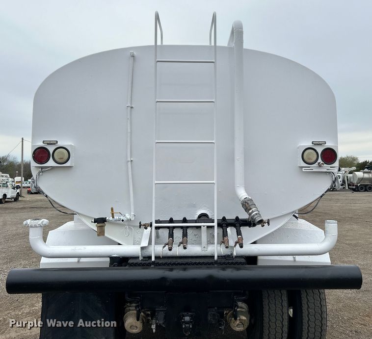 image for item EG1405 1998 Ford LNT8000 water truck