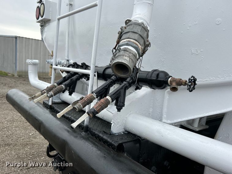 image for item EG1405 1998 Ford LNT8000 water truck