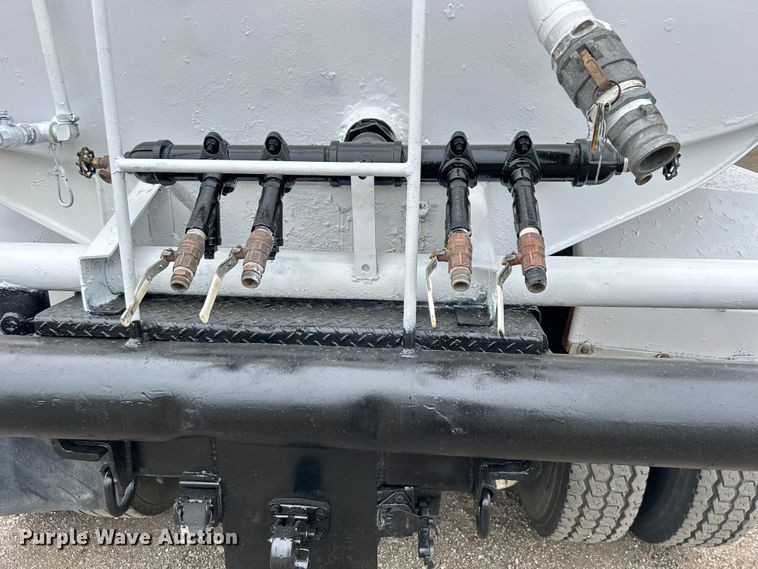 image for item EG1405 1998 Ford LNT8000 water truck