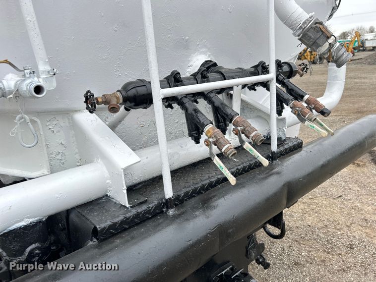 image for item EG1405 1998 Ford LNT8000 water truck