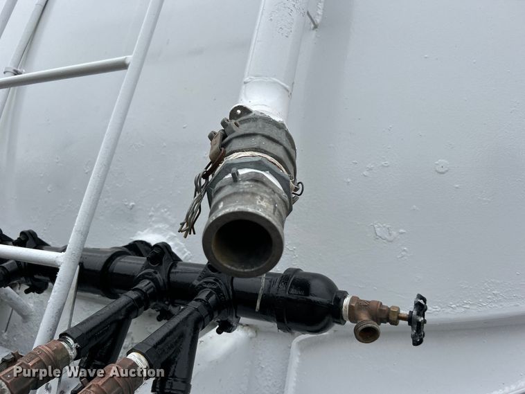 image for item EG1405 1998 Ford LNT8000 water truck