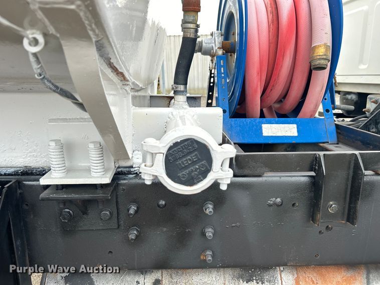 image for item EG1405 1998 Ford LNT8000 water truck