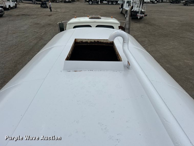 image for item EG1405 1998 Ford LNT8000 water truck