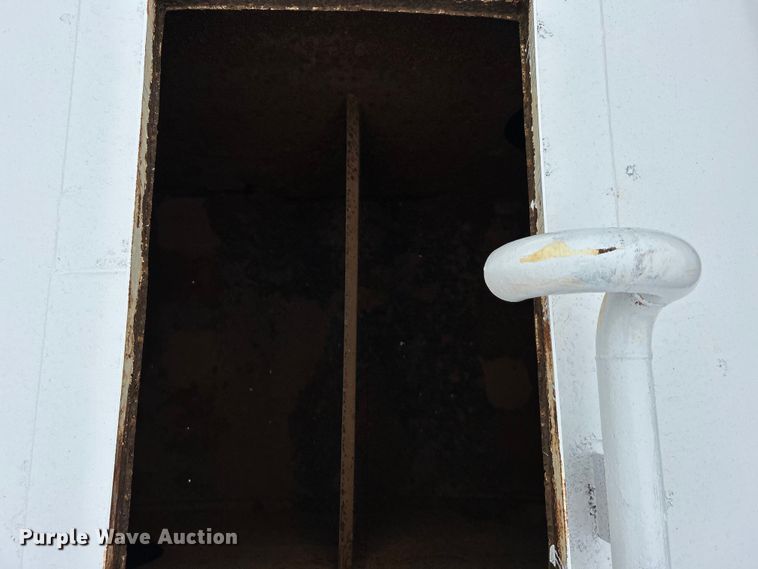 image for item EG1405 1998 Ford LNT8000 water truck