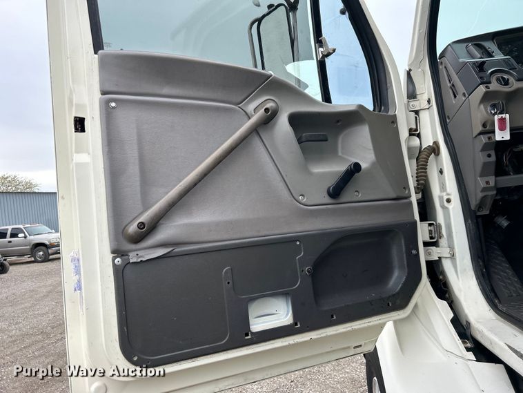 image for item EG1405 1998 Ford LNT8000 water truck