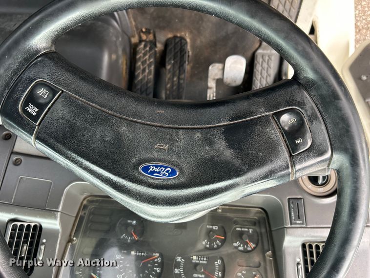 image for item EG1405 1998 Ford LNT8000 water truck