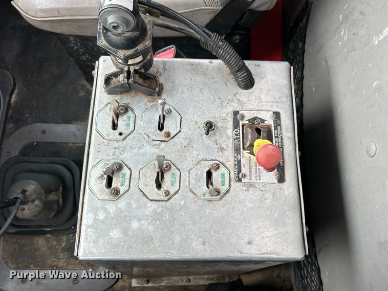 image for item EG1405 1998 Ford LNT8000 water truck