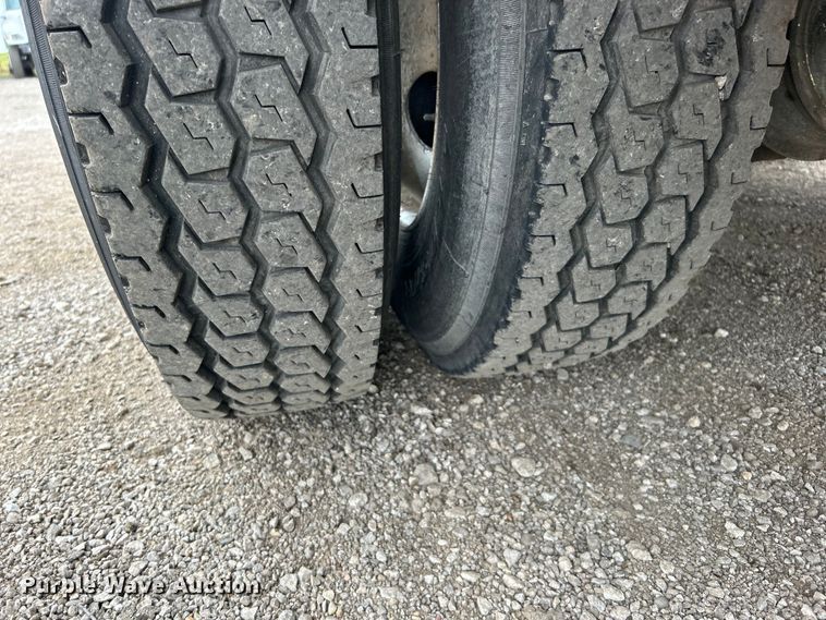 image for item EG1405 1998 Ford LNT8000 water truck