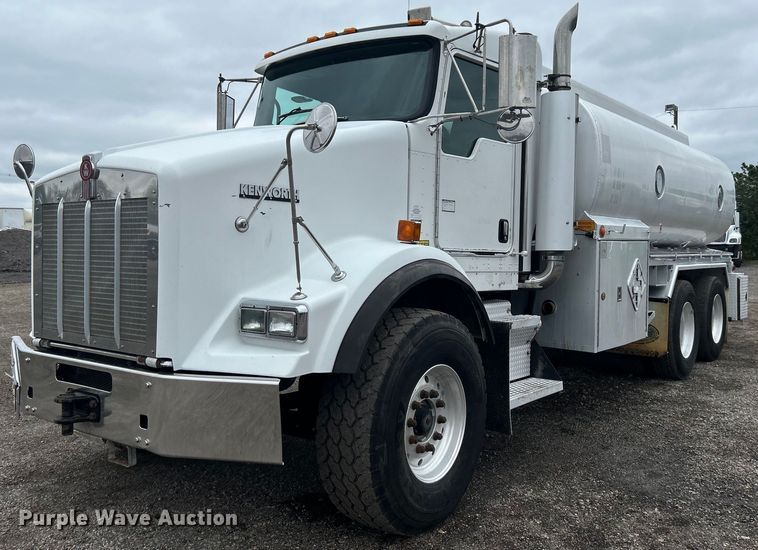 image for item EG1419 2007 Kenworth T800 fuel truck