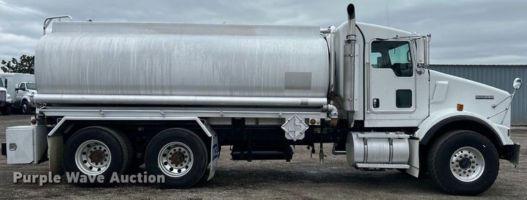 image for item EG1419 2007 Kenworth T800 fuel truck