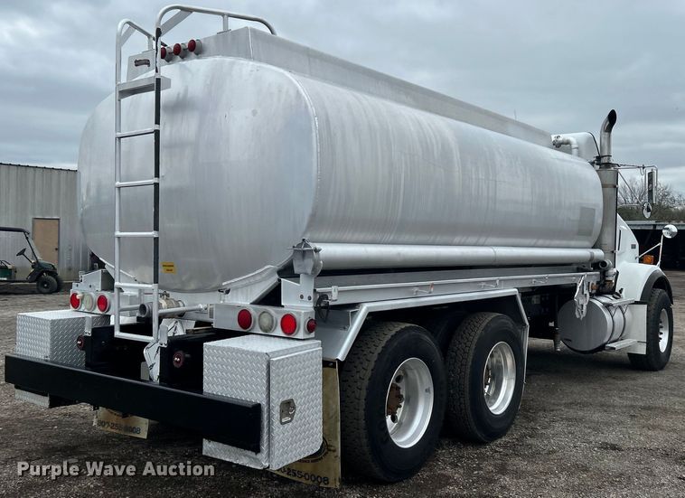 image for item EG1419 2007 Kenworth T800 fuel truck
