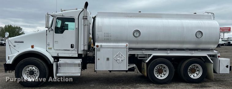 image for item EG1419 2007 Kenworth T800 fuel truck