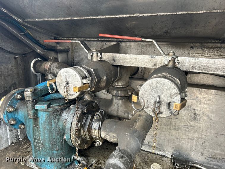 image for item EG1419 2007 Kenworth T800 fuel truck