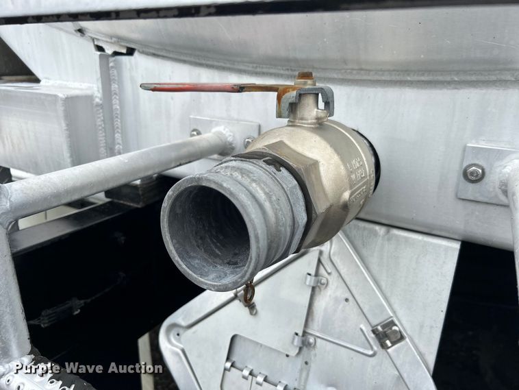 image for item EG1419 2007 Kenworth T800 fuel truck