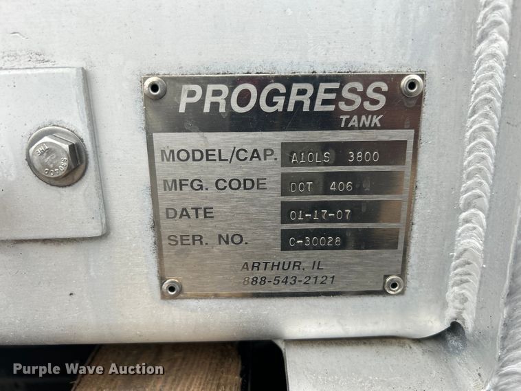 image for item EG1419 2007 Kenworth T800 fuel truck