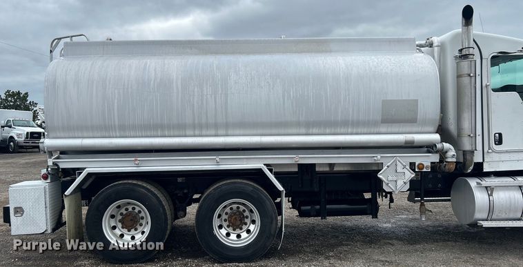 image for item EG1419 2007 Kenworth T800 fuel truck