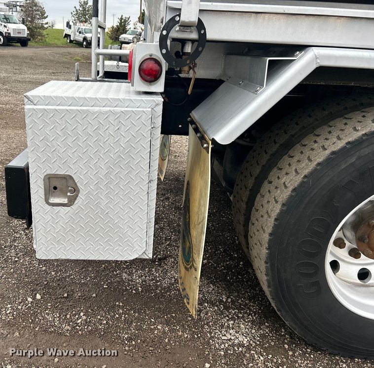 image for item EG1419 2007 Kenworth T800 fuel truck