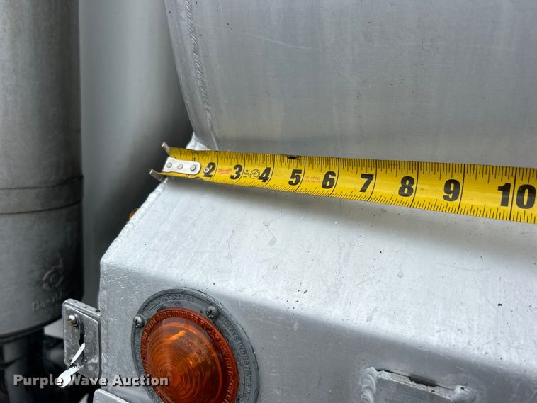 image for item EG1419 2007 Kenworth T800 fuel truck