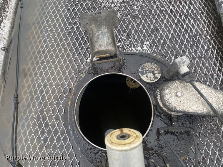 image for item EG1419 2007 Kenworth T800 fuel truck