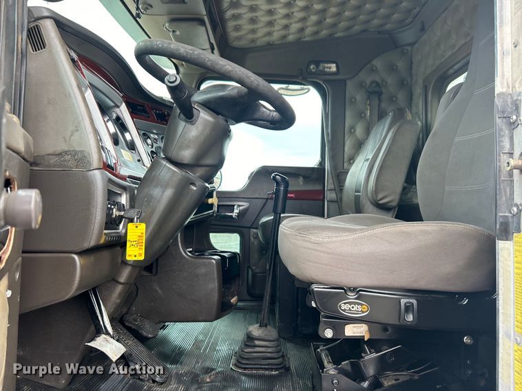 image for item EG1419 2007 Kenworth T800 fuel truck