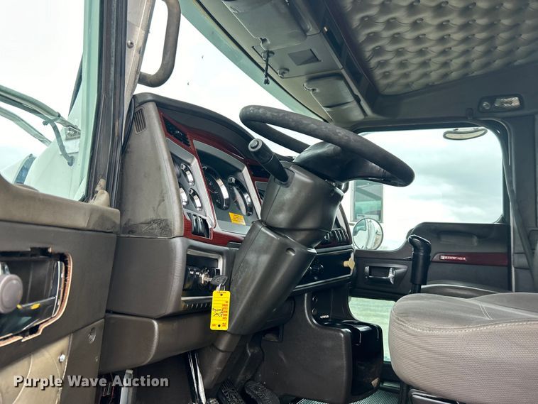 image for item EG1419 2007 Kenworth T800 fuel truck