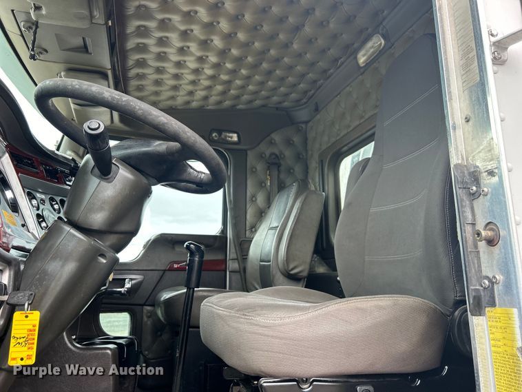 image for item EG1419 2007 Kenworth T800 fuel truck