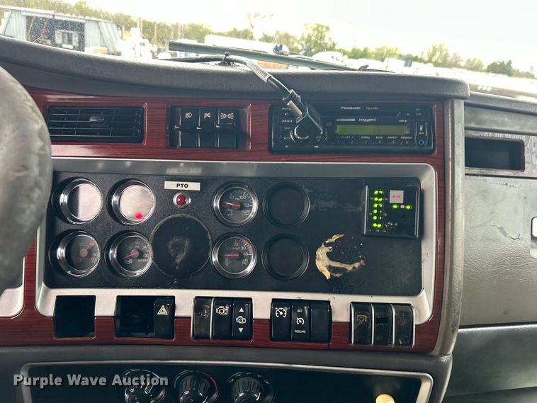 image for item EG1419 2007 Kenworth T800 fuel truck