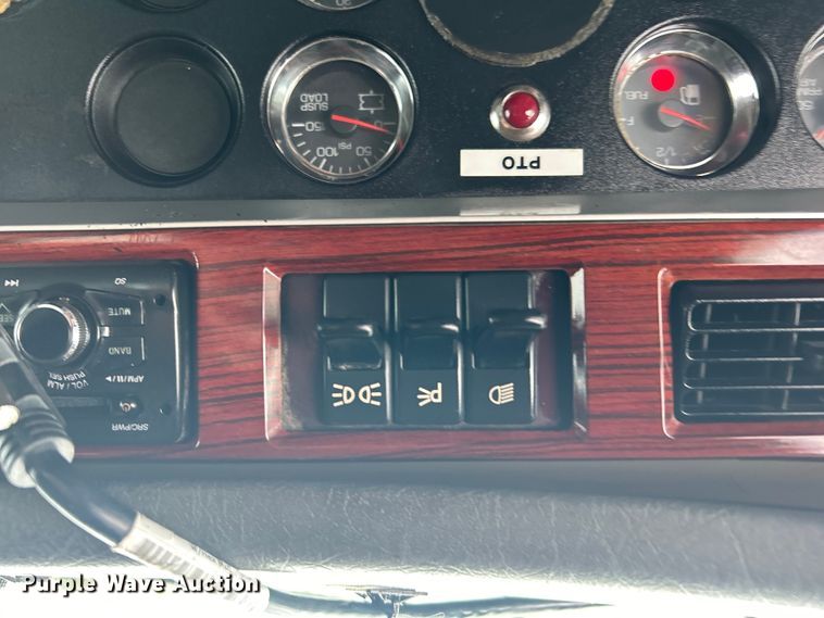 image for item EG1419 2007 Kenworth T800 fuel truck