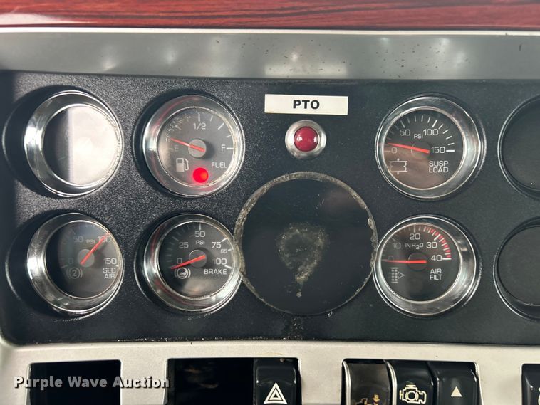 image for item EG1419 2007 Kenworth T800 fuel truck