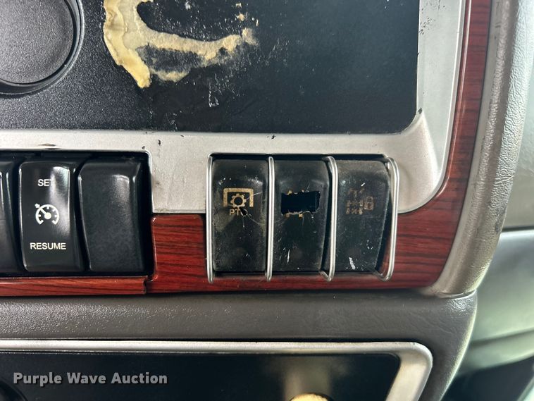 image for item EG1419 2007 Kenworth T800 fuel truck