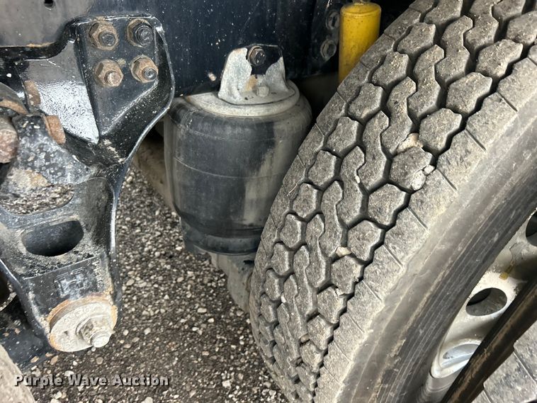 image for item EG1419 2007 Kenworth T800 fuel truck