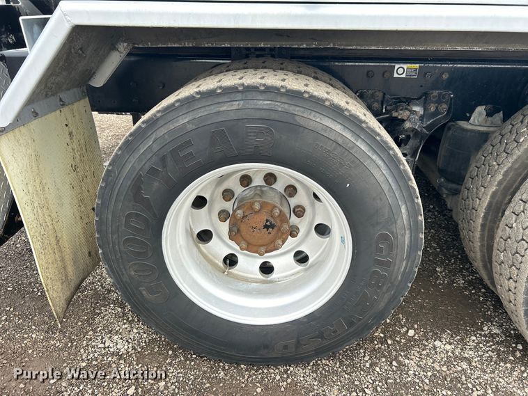 image for item EG1419 2007 Kenworth T800 fuel truck