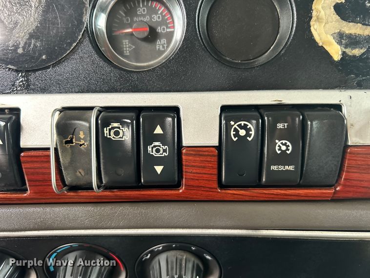 image for item EG1419 2007 Kenworth T800 fuel truck